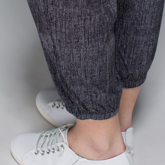 Lululemon Black & White Jogger Pants Sz 6 - Picture 8 of 15